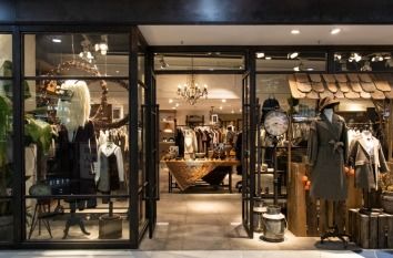 服裝服飾零售店鋪櫥窗設(shè)計的八大要點 打造吸睛與轉(zhuǎn)化的黃金展臺